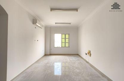 Apartment - 3 Bedrooms - 2 Bathrooms for rent in Muntazah 10 - Al Muntazah - Doha