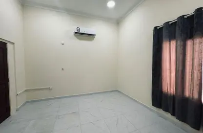 فيلا - 1 حمام للايجار في شارع ام السنيم - عين خالد - الدوحة