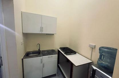Villa - Studio - 1 Bathroom for rent in Umm Al Seneem Street - Ain Khaled - Doha