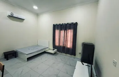 Villa - Studio - 1 Bathroom for rent in Umm Al Seneem Street - Ain Khaled - Doha