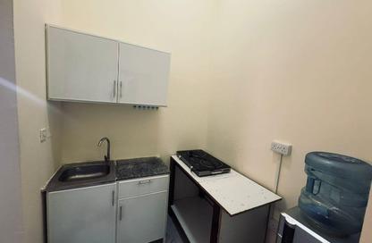 Villa - Studio - 1 Bathroom for rent in Umm Al Seneem Street - Ain Khaled - Doha