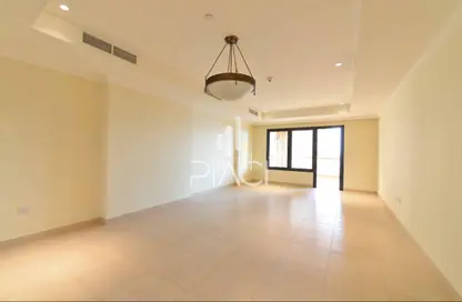 Apartment - 2 Bedrooms - 3 Bathrooms for rent in Tower 4 - Porto Arabia - The Pearl Island - Doha