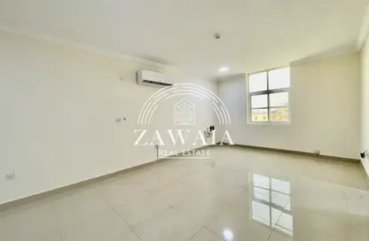 شقة - 2 غرف نوم - 2 حمامات للايجار في شارع حضرموت - دوحة الجديد - الدوحة