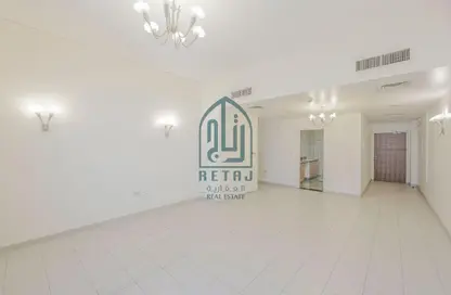 شقة - 2 غرف نوم - 2 حمامات للايجار في بروة الشارع التجاري - أم السنيم - الدوحة