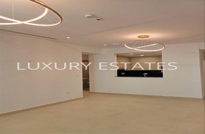 Apartment - 2 Bedrooms - 3 Bathrooms for rent in Floresta Gardens - The Pearl Island - Doha