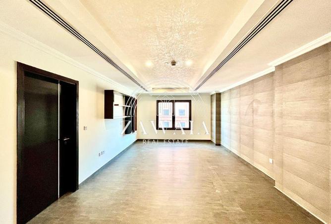 906577 - Property Image 2