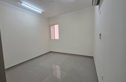 Apartment - 2 Bedrooms - 2 Bathrooms for rent in Umm Ghwailina Comm - Umm Ghuwalina - Umm Ghuwailina - Doha