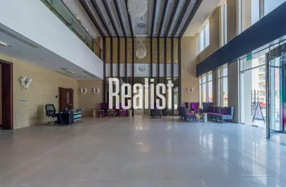 محل تجاري - استوديو - 1 حمام للايجار في مبنى رمادا التجاري - شارع الروابي - المنتزه - الدوحة