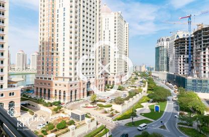Apartment - 2 Bedrooms - 3 Bathrooms for rent in Floresta Gardens - The Pearl Island - Doha