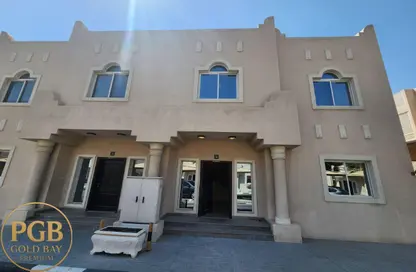 فيلا - 3 غرف نوم - 3 حمامات للايجار في شارع الهناء - الغرافة - الدوحة