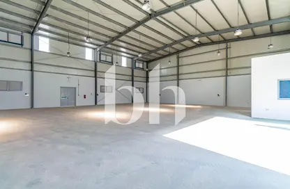 مخزن - استوديو - 2 حمامات للايجار في شارع الصناعية الشرقي - بركة العوامر - الوكرة