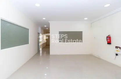 مساحات مكتبية - استوديو - 2 حمامات للايجار في شارع انس - فريج بن محمود الشمالي - فريج بن محمود - الدوحة