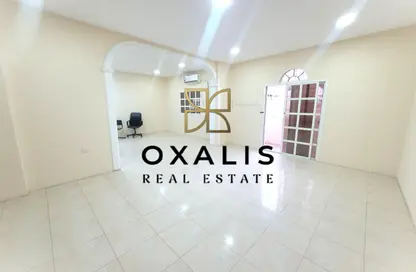 Apartment - 2 Bedrooms - 3 Bathrooms for rent in Al Khalidiya Street - Najma - Doha