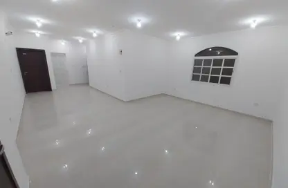 شقة - 2 غرف نوم - 2 حمامات للايجار في 43 المطار القديم - طريق المطار القديم - الدوحة