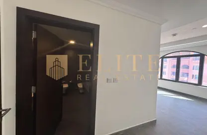 Apartment - 1 Bedroom - 2 Bathrooms for rent in Marina Gate - Porto Arabia - The Pearl Island - Doha