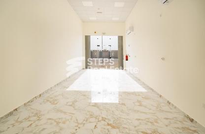 محل تجاري - استوديو - 1 حمام للايجار في شارع عمار بن ياسر - العزيزية - الدوحة