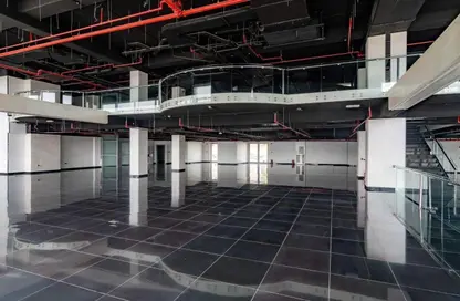 معرض - استوديو - 2 حمامات للايجار في شارع ام السنيم - عين خالد - الدوحة