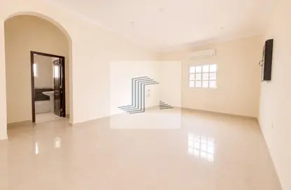 Apartment - 2 Bedrooms - 2 Bathrooms for rent in Abu Jabair Street - Al Muntazah - Doha