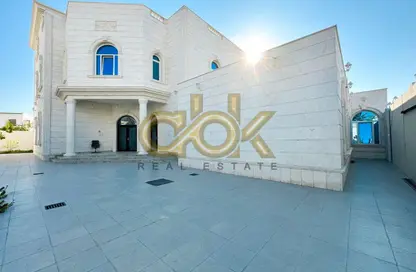 فيلا - 8 غرف نوم - 8 حمامات للبيع في الدفنة - الدفينة - الدوحة