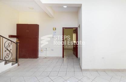 Villa - 5 Bedrooms - 4 Bathrooms for rent in Umm Al Seneem Street - Ain Khaled - Doha