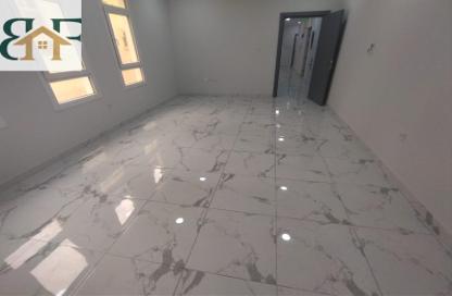 Apartment - 3 Bedrooms - 2 Bathrooms for rent in Umm Ghwailina Comm - Umm Ghuwalina - Umm Ghuwailina - Doha
