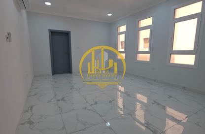 Apartment - 3 Bedrooms - 3 Bathrooms for rent in Umm Ghwailina Comm - Umm Ghuwalina - Umm Ghuwailina - Doha