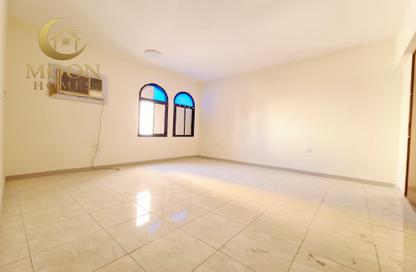 Apartment - 3 Bedrooms - 2 Bathrooms for rent in Umm Ghuwailina 4 - Umm Ghuwailina - Doha