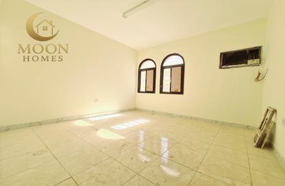 Apartment - 3 Bedrooms - 2 Bathrooms for rent in Umm Ghuwailina 4 - Umm Ghuwailina - Doha