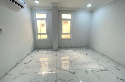 Apartment - 3 Bedrooms - 2 Bathrooms for rent in Umm Ghwailina Comm - Umm Ghuwalina - Umm Ghuwailina - Doha