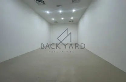 محل تجاري - استوديو للايجار في بناية مكاتب الخور - الخور