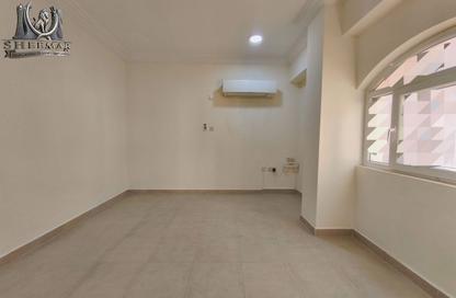 Apartment - 2 Bedrooms - 1 Bathroom for rent in Umm Ghwailina Comm - Umm Ghuwalina - Umm Ghuwailina - Doha