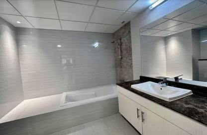 Apartment - 2 Bedrooms - 3 Bathrooms for sale in West Porto Drive - Porto Arabia - The Pearl Island - Doha
