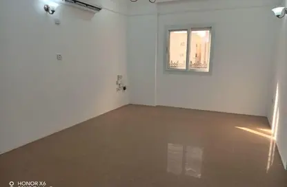 شقة - غرفة نوم - 1 حمام للايجار في ام غوالينا تجارية - ام غويلينا - أم غويلينا - الدوحة