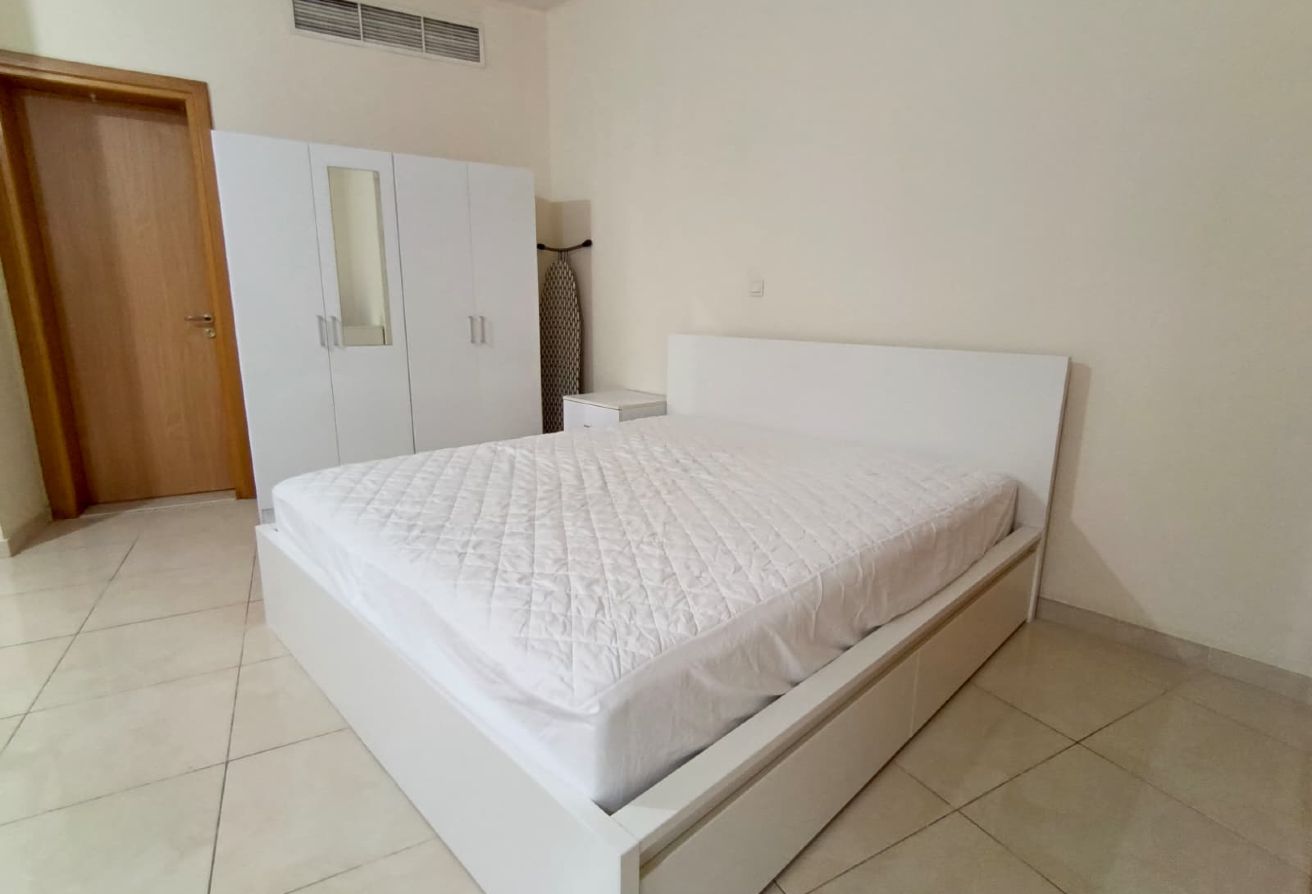 Studio fully furnished big layout in foxhill north thumbnail 2