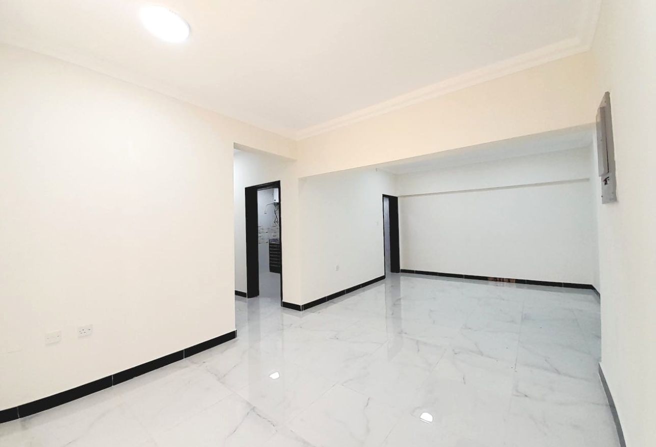 HUGE AND SPACIOUS 3 BHK UNFURNISHED | WITH BALCONY - apartment in Al Muntazah Street