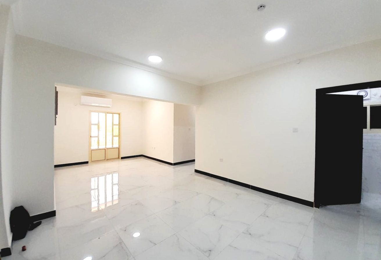 HUGE AND SPACIOUS 3 BHK UNFURNISHED | WITH BALCONY - apartment in Al Muntazah Street