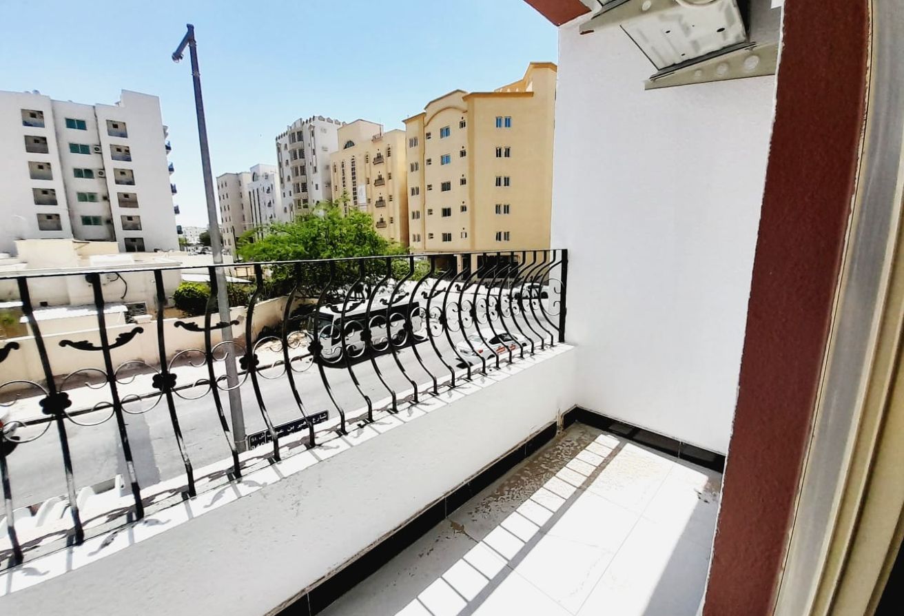 HUGE AND SPACIOUS 3 BHK UNFURNISHED | WITH BALCONY - apartment in Al Muntazah Street
