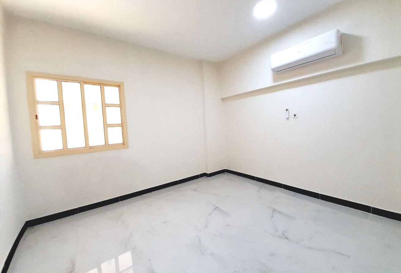 HUGE AND SPACIOUS 3 BHK UNFURNISHED | WITH BALCONY - apartment in Al Muntazah Street