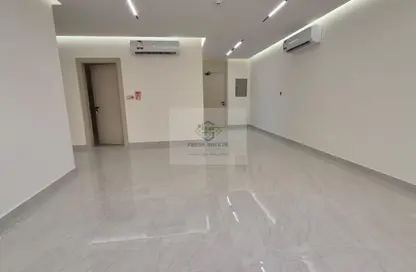 شقة - غرفة نوم - 2 حمامات للايجار في فريج كليب - الدوحة