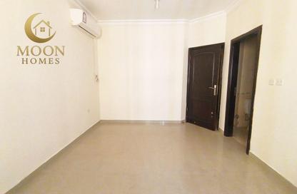 Apartment - 1 Bedroom - 2 Bathrooms for rent in Umm Ghuwailina 4 - Umm Ghuwailina - Doha