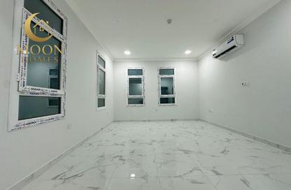 Apartment - 3 Bedrooms - 2 Bathrooms for rent in Umm Ghuwailina 4 - Umm Ghuwailina - Doha