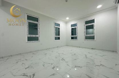 Apartment - 3 Bedrooms - 2 Bathrooms for rent in Umm Ghuwailina 4 - Umm Ghuwailina - Doha