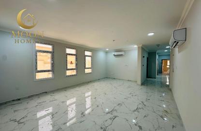 Apartment - 3 Bedrooms - 2 Bathrooms for rent in Umm Ghuwailina 4 - Umm Ghuwailina - Doha