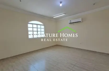 Villa - 5 Bedrooms - 4 Bathrooms for rent in Umm Al Seneem Street - Ain Khaled - Doha
