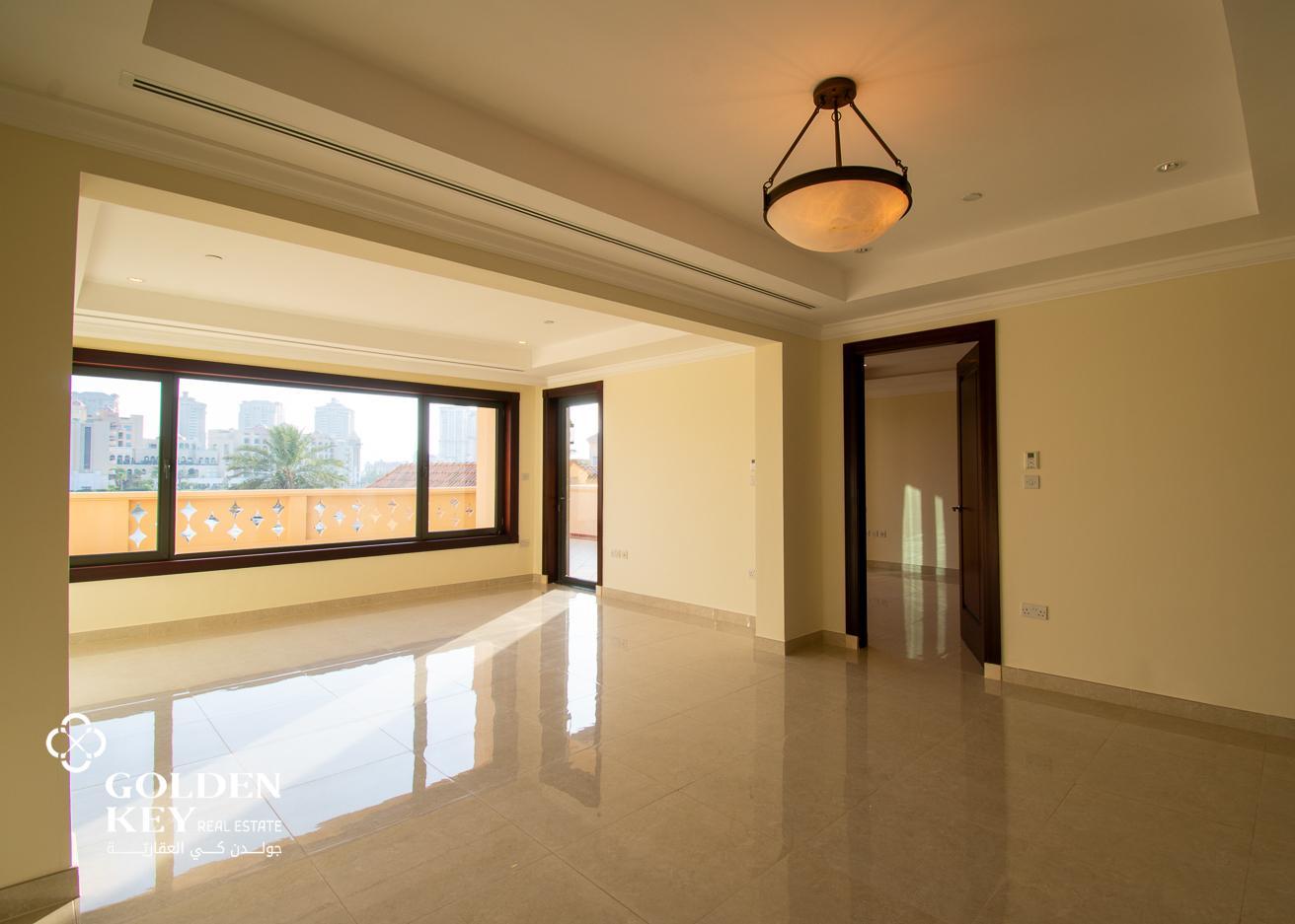 NO COMMISSION | 1BR+Office Townhouse | Big Terrace