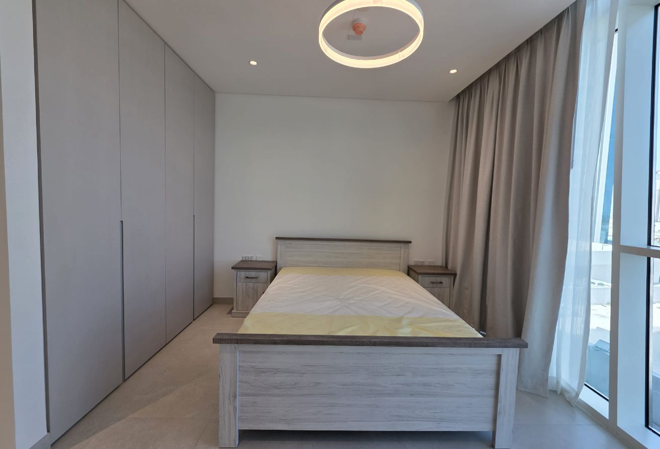 Stunning 2BR Unit Overlooking the City Skyline Now thumbnail 14