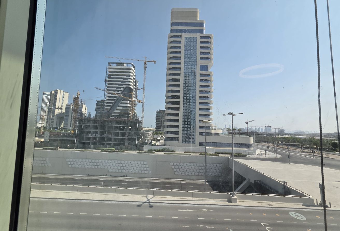 Stunning 2BR Unit Overlooking the City Skyline Now thumbnail 11