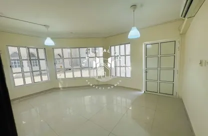 فيلا - غرفة نوم - 1 حمام للايجار في بوابة عين خالد - عين خالد - الدوحة