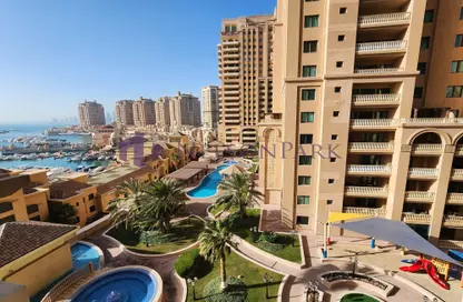 شقة - 2 غرف نوم - 3 حمامات للايجار في طريق بورتو الشرقي - بورتو أرابيا - جزيرة اللؤلؤة - الدوحة