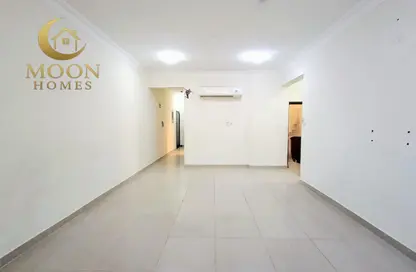 Apartment - 2 Bedrooms - 2 Bathrooms for rent in Umm Ghuwalina - Umm Ghuwailina - Doha